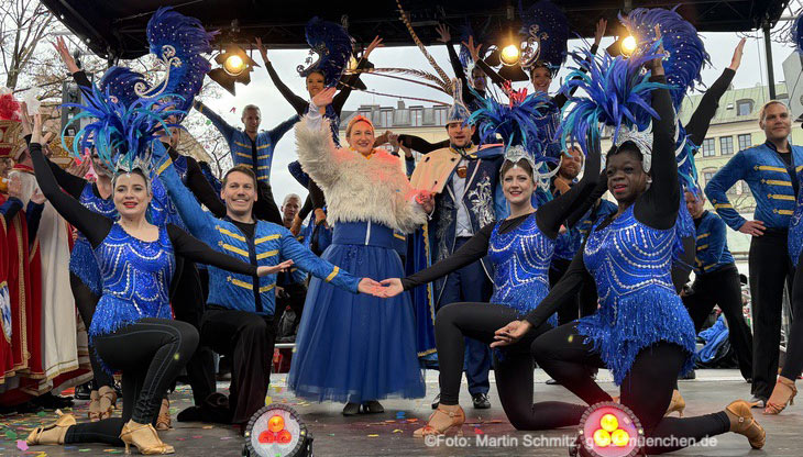 Begr&uuml;ssung der Besucher durch den 2.B&uuml;rgermeister DominiKrause (verkleidet als Edmund Stoiber), 3.B&uuml;rgermeisterin Verena Dietl (verkleidet als Gr&uuml;nen-Politikerin Claudia Roth) und die Kommunalreferentin (und Viktualienmarktchefin) Kristina Frank (kost&uuml;miert als Alt-Oberb&uuml;rgermeister Hans-Jochen Vogel) beim Tanz der Marktweiber auf dem Viktualienmarkt 13.02.2024 (&copy;Foto: Martin Schmitz)